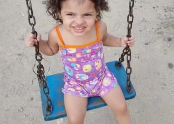 Milagre em meio ao caos: Menina baleada no colo da mãe no Rio acorda e pede boneca