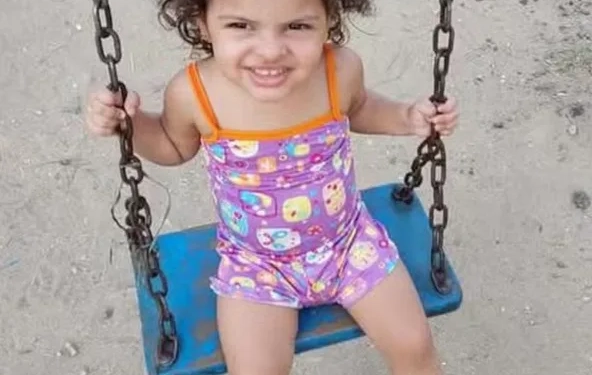 Milagre em meio ao caos: Menina baleada no colo da mãe no Rio acorda e pede boneca