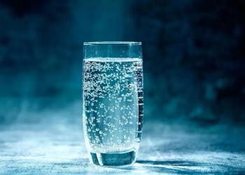 Beber Água com Gás: Aliada da Saúde que Pode Ajudar a Controlar a Glicose e Acelerar o Metabolismo