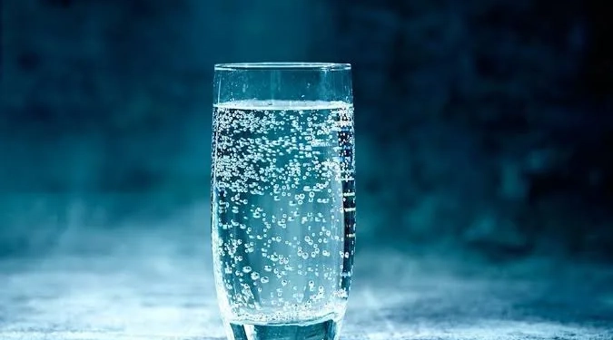Beber Água com Gás: Aliada da Saúde que Pode Ajudar a Controlar a Glicose e Acelerar o Metabolismo