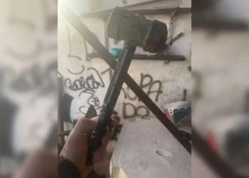 Polícia Apreende Réplica do Martelo de Thor em Ponto de Drogas do Comando Vermelho
