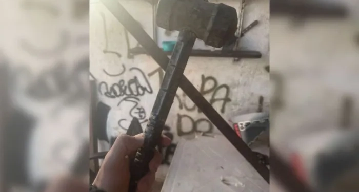 Polícia Apreende Réplica do Martelo de Thor em Ponto de Drogas do Comando Vermelho