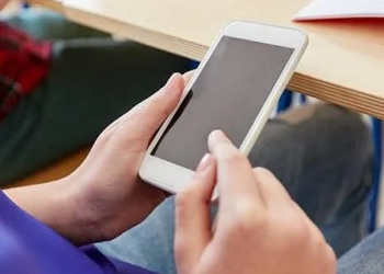 Petição Contra Veto de Celular nas Escolas Ultrapassa 1,5 Milhão de Assinaturas em Apenas uma Semana