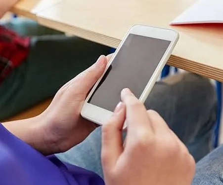 Petição Contra Veto de Celular nas Escolas Ultrapassa 1,5 Milhão de Assinaturas em Apenas uma Semana