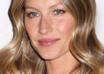 Gisele Bündchen dá à luz seu terceiro filho e comemora momento especial