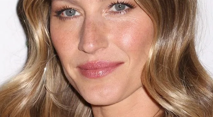 Gisele Bündchen dá à luz seu terceiro filho e comemora momento especial
