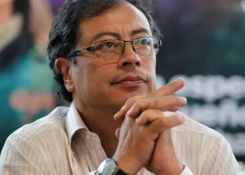 Presidente da Colômbia faz comparação polêmica sobre cocaína e bebida destilada