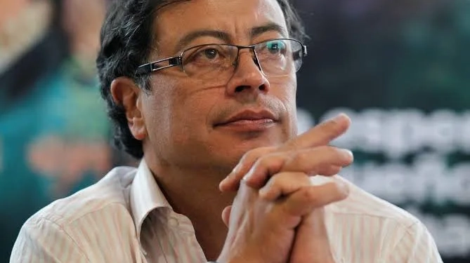 Presidente da Colômbia faz comparação polêmica sobre cocaína e bebida destilada