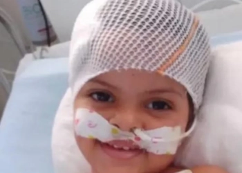 Menina de 2 anos baleada na cabeça recebe alta após 15 dias internada