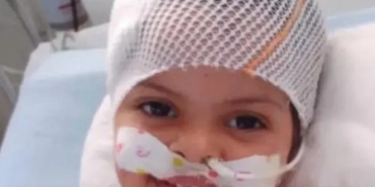 Menina de 2 anos baleada na cabeça recebe alta após 15 dias internada