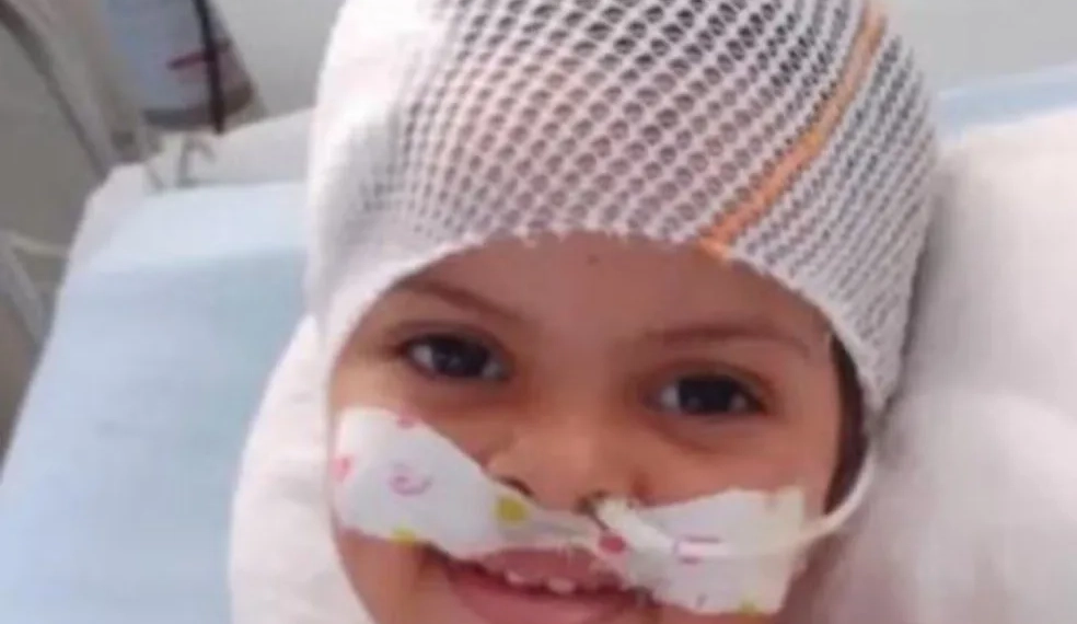 Menina de 2 anos baleada na cabeça recebe alta após 15 dias internada