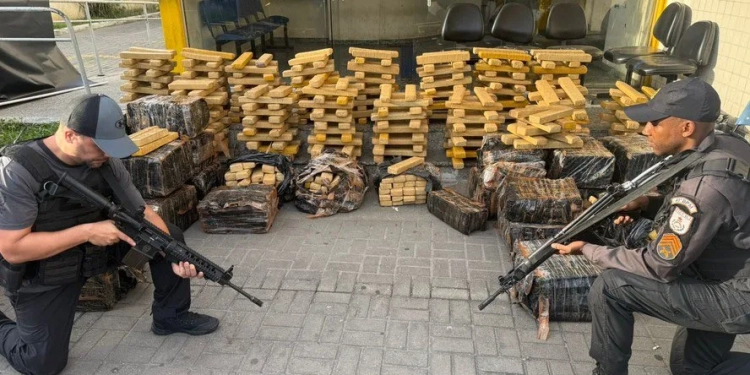 1,5 Tonelada de Maconha Escondida em Caminhão de Frangos é Apreendida no Rio