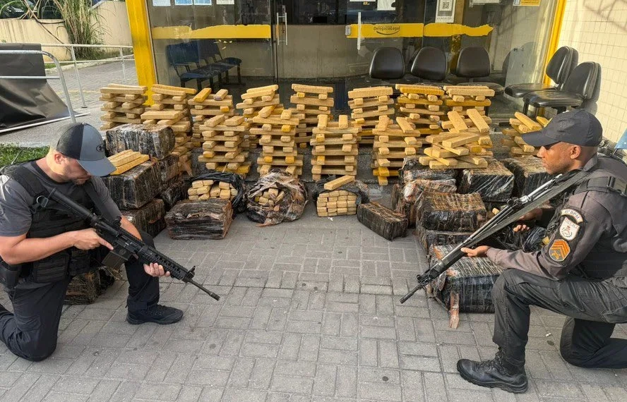 1,5 Tonelada de Maconha Escondida em Caminhão de Frangos é Apreendida no Rio