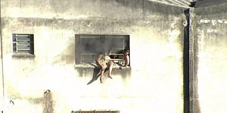 Incêndio em Fábrica de Fantasias em Ramos: 21 Pessoas Resgatadas e Edificação Irregular