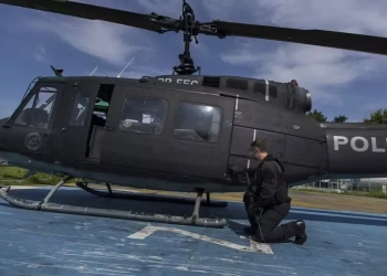 Helicóptero da PM Atingido por Tiros em Operação no Complexo de Israel: Aeronave Fica Perfurada em Cinco Partes