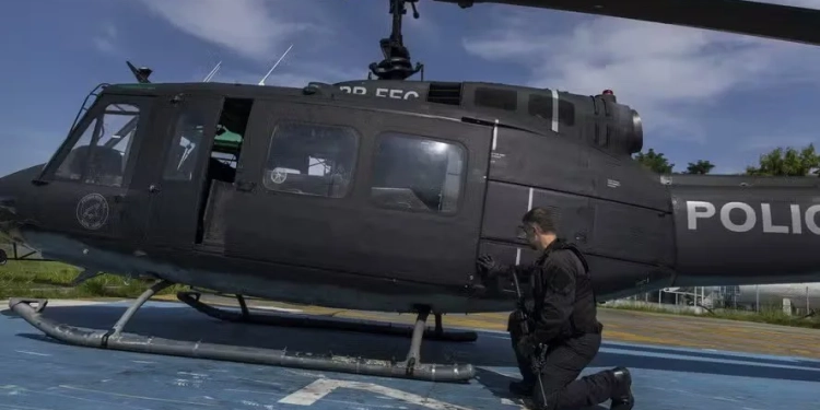 Helicóptero da PM Atingido por Tiros em Operação no Complexo de Israel: Aeronave Fica Perfurada em Cinco Partes