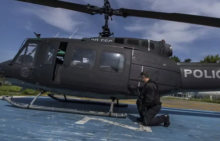 Helicóptero da PM Atingido por Tiros em Operação no Complexo de Israel: Aeronave Fica Perfurada em Cinco Partes