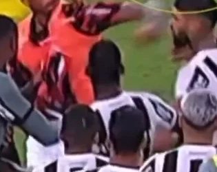 Zagueiro do Flamengo ganha 40 mil seguidores após soco em jogador do Botafogo