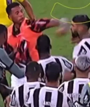 Zagueiro do Flamengo ganha 40 mil seguidores após soco em jogador do Botafogo