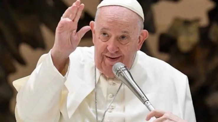 Papa Francisco enfrenta infecção respiratória grave e quadro clínico preocupa