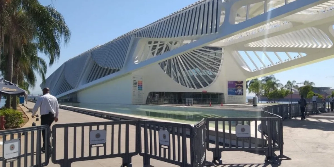 Museu do Amanhã Cerca Espelho d’Água Após Foliões Usarem Espaço para Se Refrescar