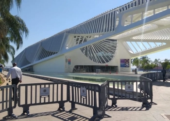 Museu do Amanhã Cerca Espelho d’Água Após Foliões Usarem Espaço para Se Refrescar