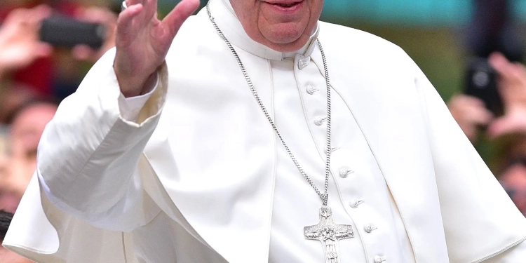 Papa Francisco segue internado: estado de saúde ainda inspira preocupação