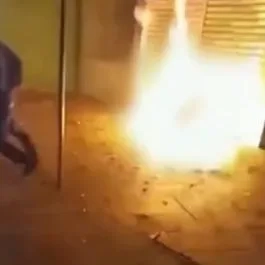 ( Video forte) Militar é Preso por Ataque Brutal com Fogo a Morador de Rua no Rio