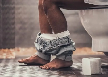 O hábito de urinar sentado cresce entre os homens e pode trazer benefícios. Vejam quais