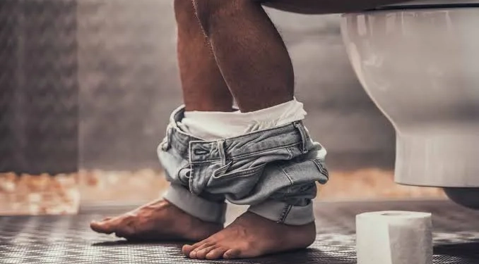 O hábito de urinar sentado cresce entre os homens e pode trazer benefícios. Vejam quais