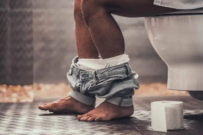O hábito de urinar sentado cresce entre os homens e pode trazer benefícios. Vejam quais