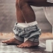 O hábito de urinar sentado cresce entre os homens e pode trazer benefícios. Vejam quais