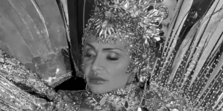 Musa de Escola morre Horas Após o Desfile