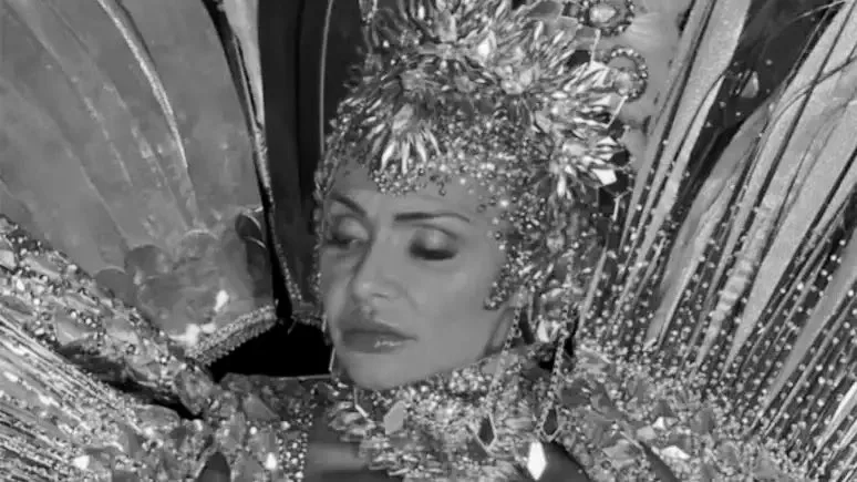 Musa de Escola morre Horas Após o Desfile