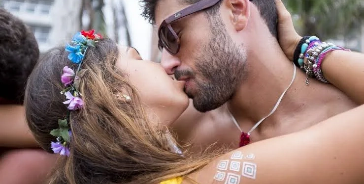 Dentista Recomenda não beijar desconhecidos neste Carnaval!! Entenda