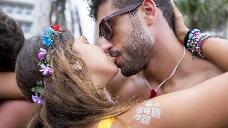 Dentista Recomenda não beijar desconhecidos neste Carnaval!! Entenda