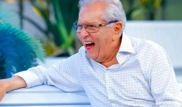 Carlos Alberto de Nóbrega, de 88 anos, é internado as pressas e SBT cancela gravações de A Praça É Nossa