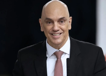 EUA em alerta: Comissão da Câmara aprova projeto para barrar Alexandre de Moraes, mas ministro ignora medida