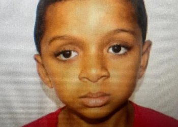 Mãe Adotiva é Presa por Morte de Criança de 7 Anos no Rio