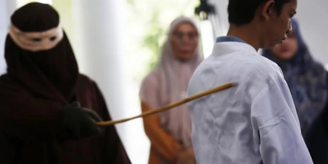 ( Video) Casal gay é punido com 85 chicotadas em província onde homossexualidade é crime