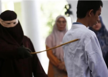 ( Video) Casal gay é punido com 85 chicotadas em província onde homossexualidade é crime