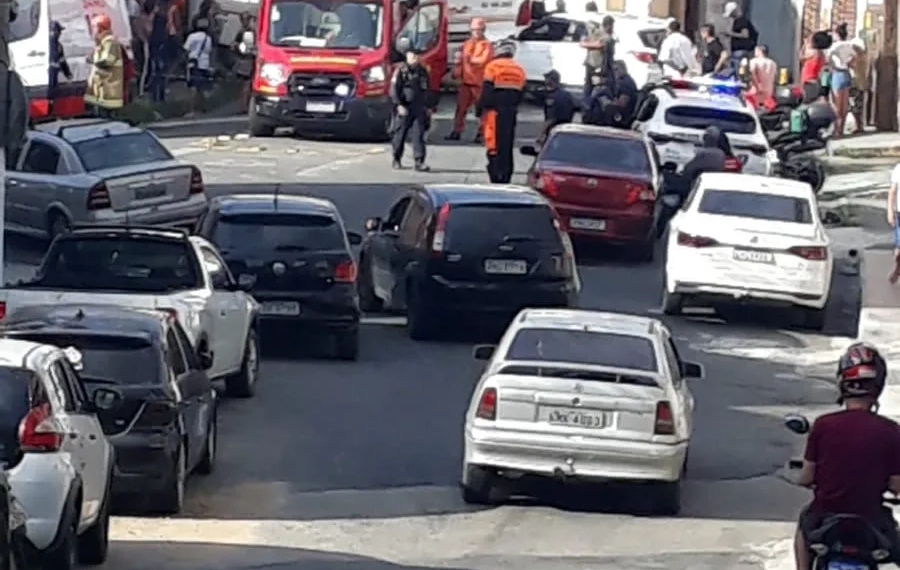 Urgente!! Acidente com van escolar, ambulância e ônibus deixa 40 feridos no Rio
