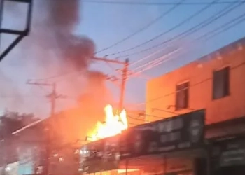 Urgente!! ( Vídeos) incêndio numa loja  Cosmos nesse momento!!!