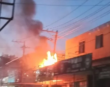 Urgente!! ( Vídeos) incêndio numa loja  Cosmos nesse momento!!!