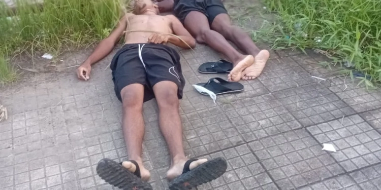 Dois Homens Executados no Rio com Mais de 25 Tiros Cada