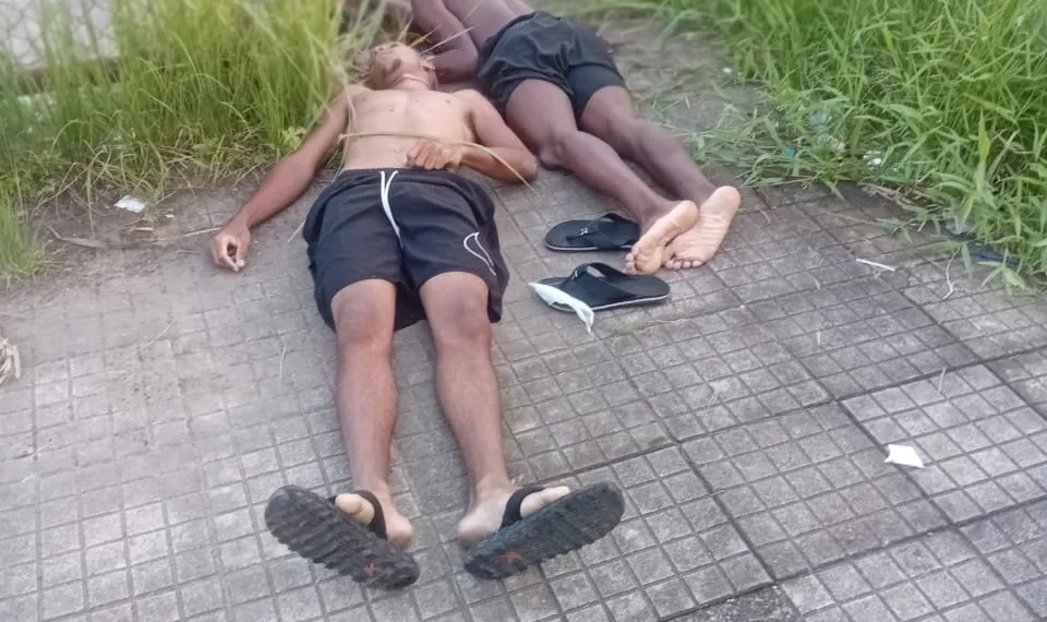 Dois Homens Executados no Rio com Mais de 25 Tiros Cada