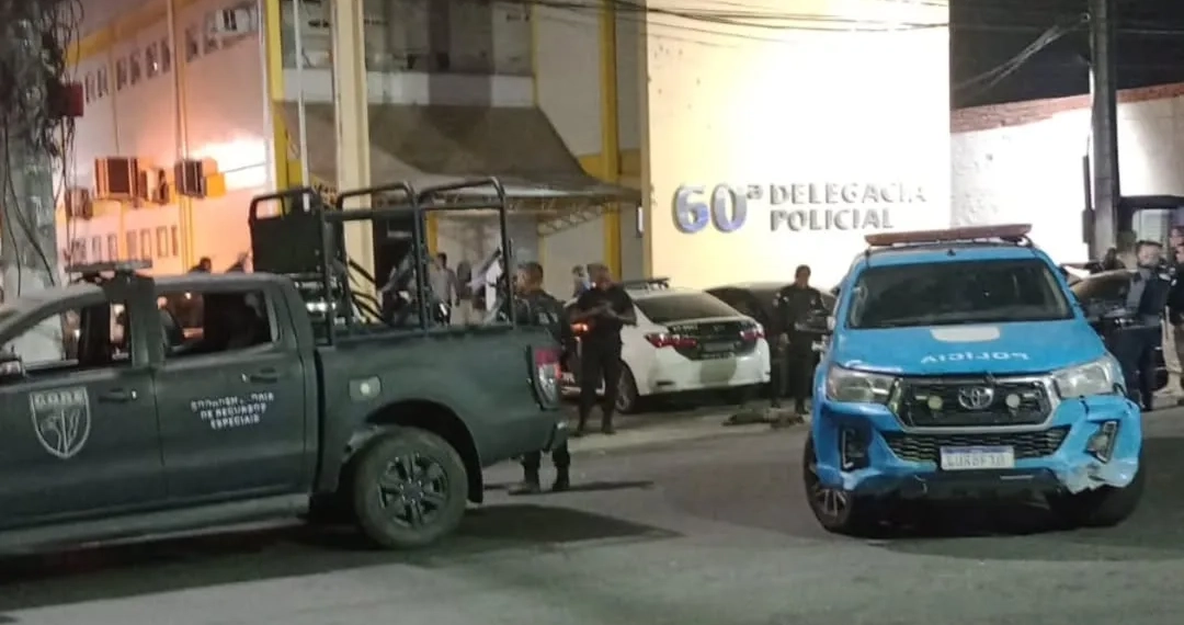 O RIO ACABOU!! TRAFICANTES RESGATAM CHEFE DO CRIME EM OPERAÇÃO CINEMATOGRÁFICA NA 60ª DP