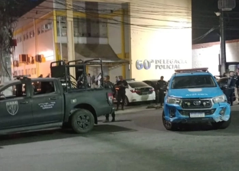 O RIO ACABOU!! TRAFICANTES RESGATAM CHEFE DO CRIME EM OPERAÇÃO CINEMATOGRÁFICA NA 60ª DP