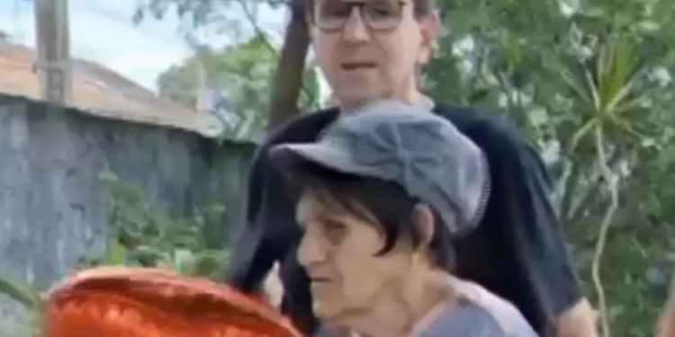 PREFEITO EDUARDO PAES HOMENAGEIA DONA ZENILDA, A “XUXA” MORADORA DA ZONA OESTE, PELO SEU TRABALHO VOLUNTÁRIO.