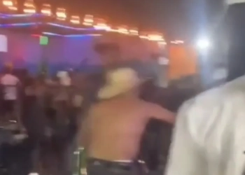 ( Video) Miliciano dá chicotadas em vitima num evento no Rio